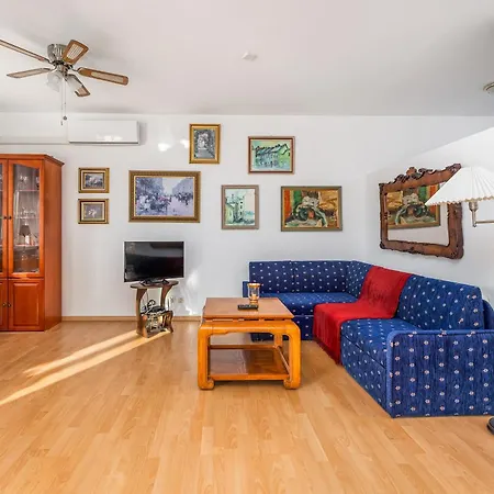 公寓 One Bedroom With Balcony In By Renters